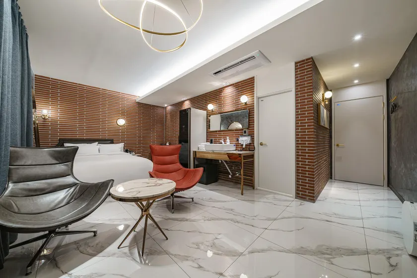 Brown-Dot Hotel Geomdan - Image 1