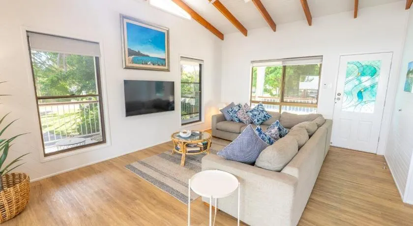 Amity Treetops - Prime Location - Sleeps 7 - Image 1
