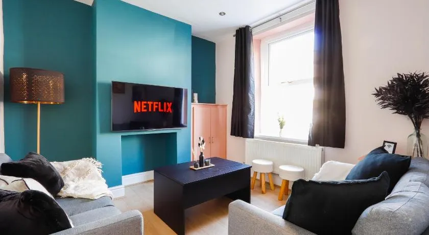 Sanjo Suite I Sleek 2BR I Sleeps 6 I Near Cardiff City Centre I Principality Stadium I Motorpoint Arena Cardiff I WiFi I Parking and Easy Access to Barry Island - Image 1