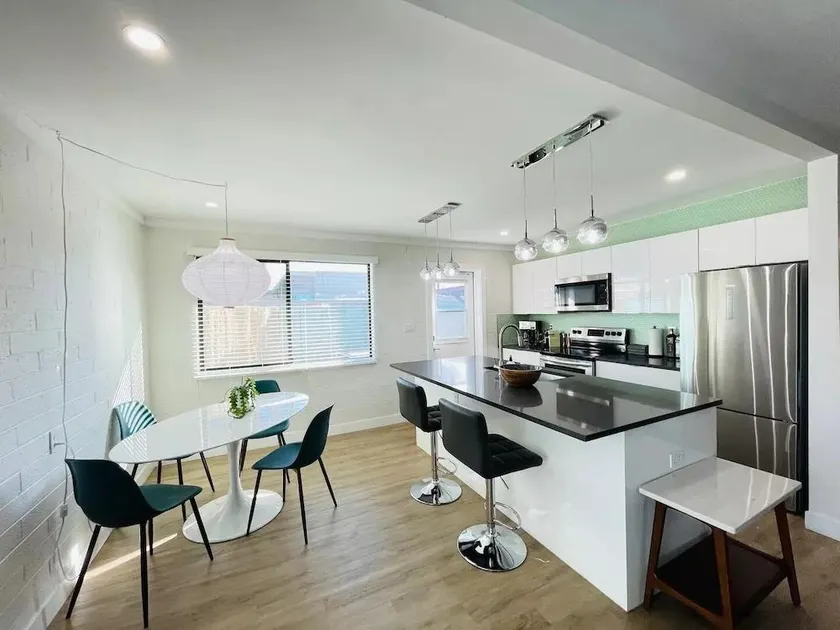 Walkable OTS, Heated Poolside Mid Century Condo - Image 1
