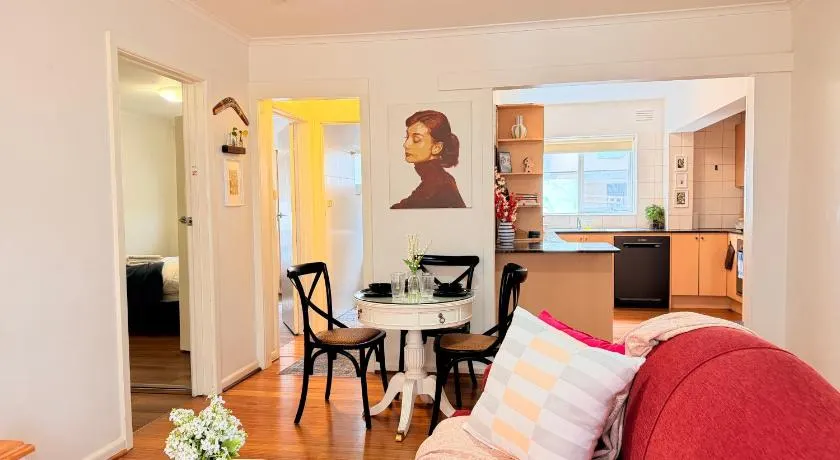 Melbourne St Kilda Entire Apartment Beachside, Grandprix F1, WiFi and Free Parking Included - Image 1