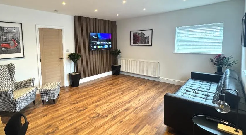 Modern 2 Bedroom Apartment near Crosby Beach & Liverpool - Image 1