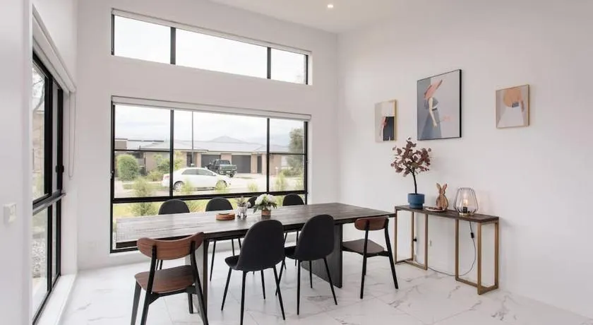 Bright and Chic House at Throsby with 4 Bedrooms - Image 1