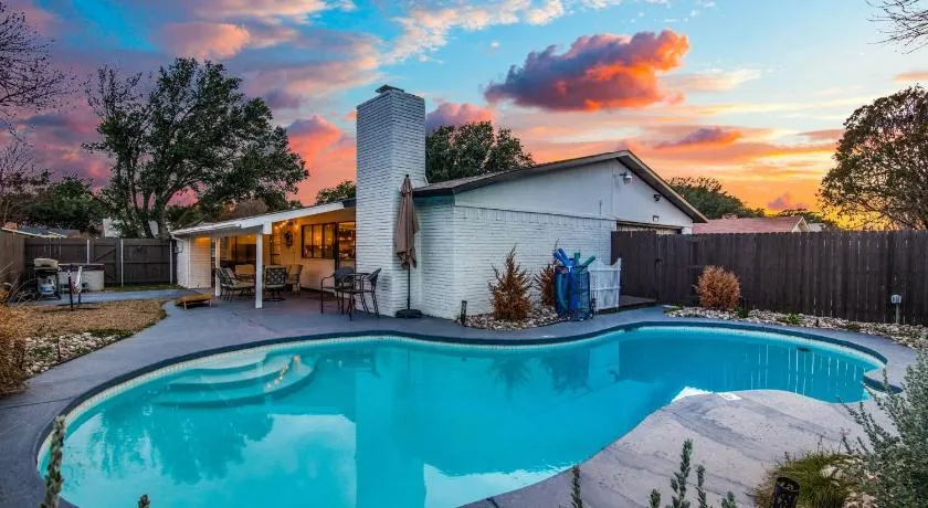 Jacuzzi & Pool House w/Game Room + Fire table - Image 1