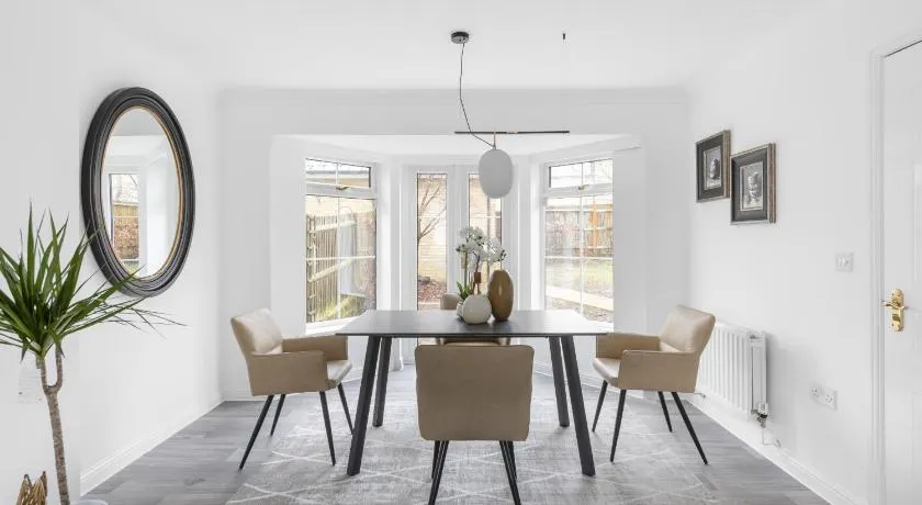 Luxurious 3 Bed House with Free Parking - Image 1