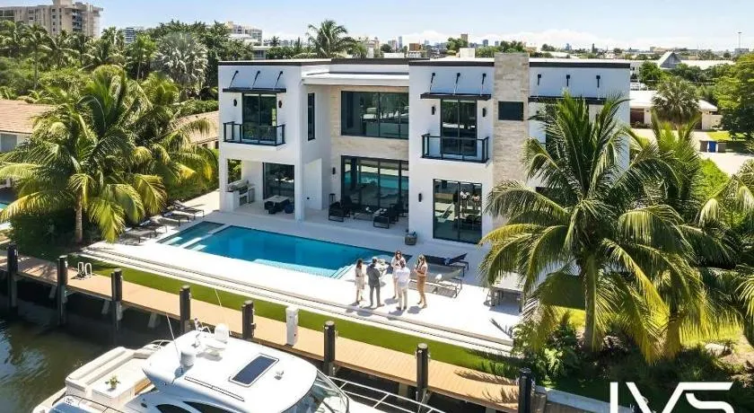 VillaBella Ultra LUXE 100ft Waterfront Villa 5Min2Beach - Image 1