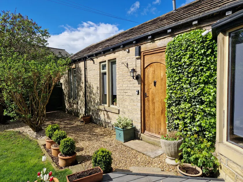 Super 2-bed Briar Cottage Suite, Norwood Green - Image 1