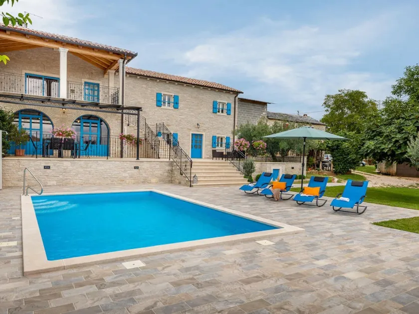 Stylish villa with swimming pool and garden - Image 1