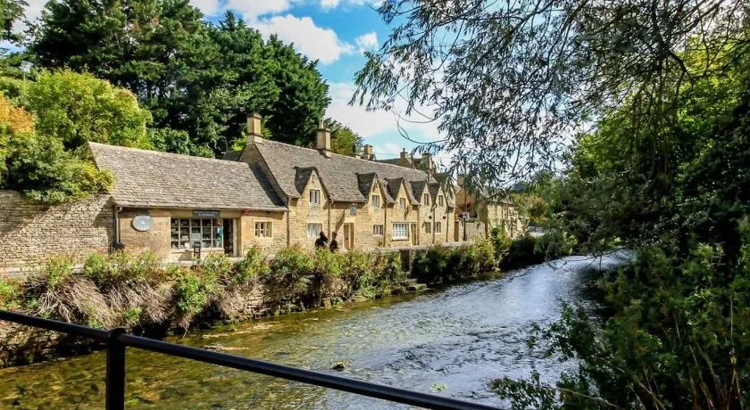 Bibury Riverside Cottage Grade II listed 6ppl - Image 1