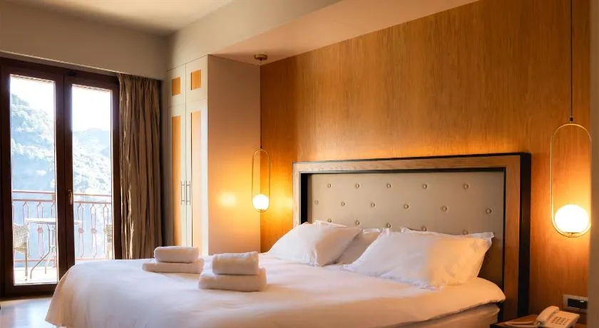 Lagadia 4 Seasons Hotel - Image 1