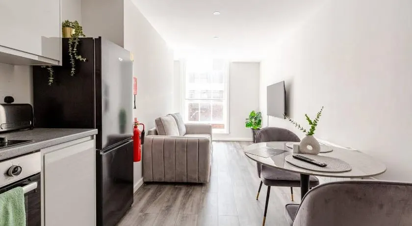 1-Bed Apartment With Sofa Bed in City Centre, Steps from Bold Street and Nightlife - Image 1