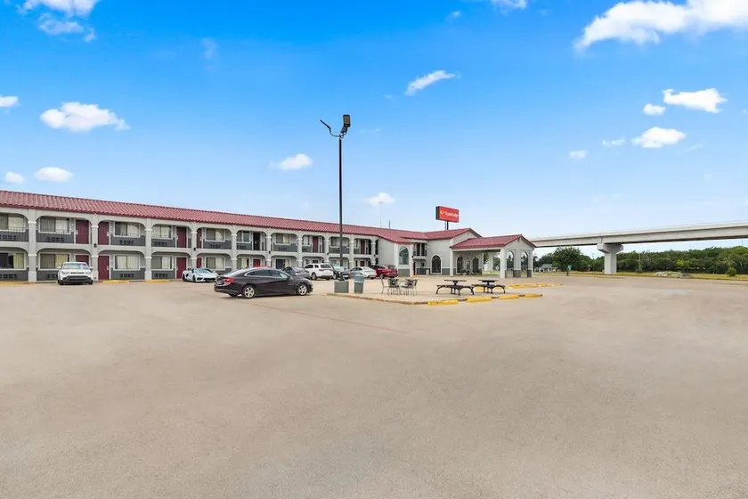 Budget Host Inn - Image 1