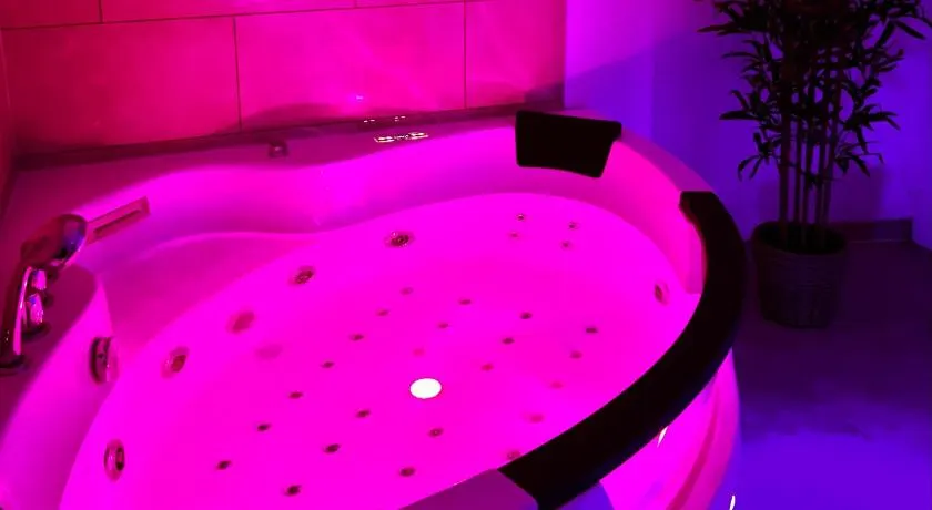 Modern SPA - Cosy & Chic - JACCUZI - Image 1