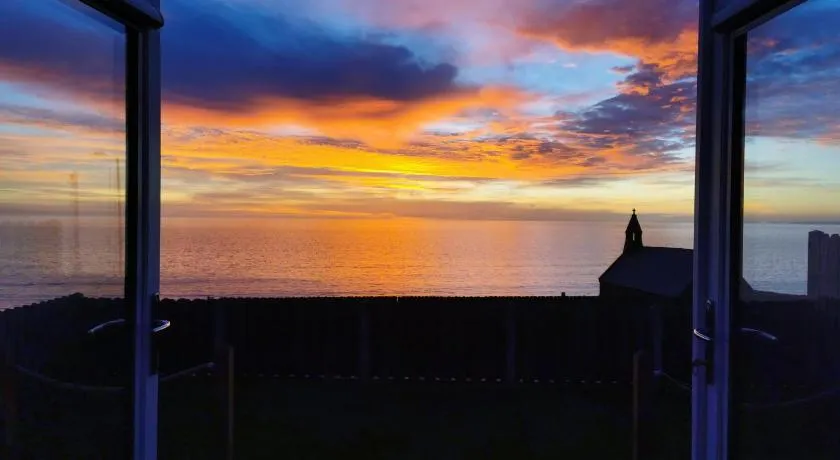 Allibella Shepherds Hut, Amazing Seaview, Private garden, Pet Friendly - Image 1