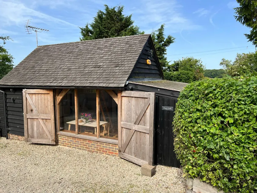 Beautiful Detached Barn in the Chiltern Hills - Image 1