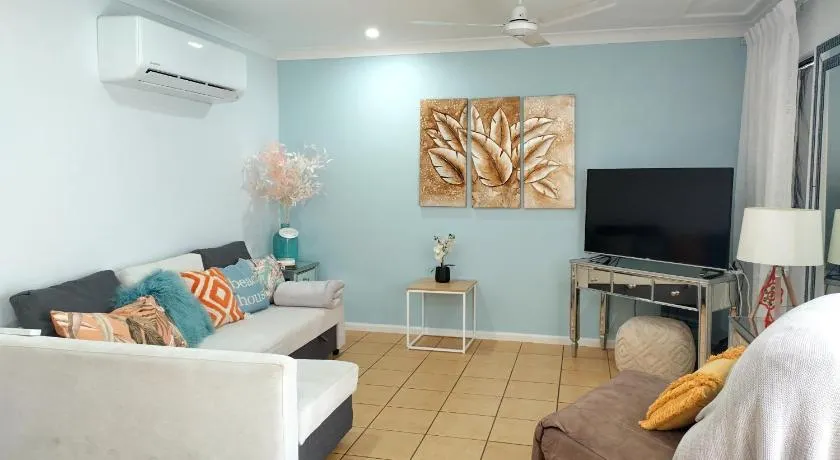 Stay on the Strand, Townsville, one bedroom apartment on the third floor, free secured parking - Image 1