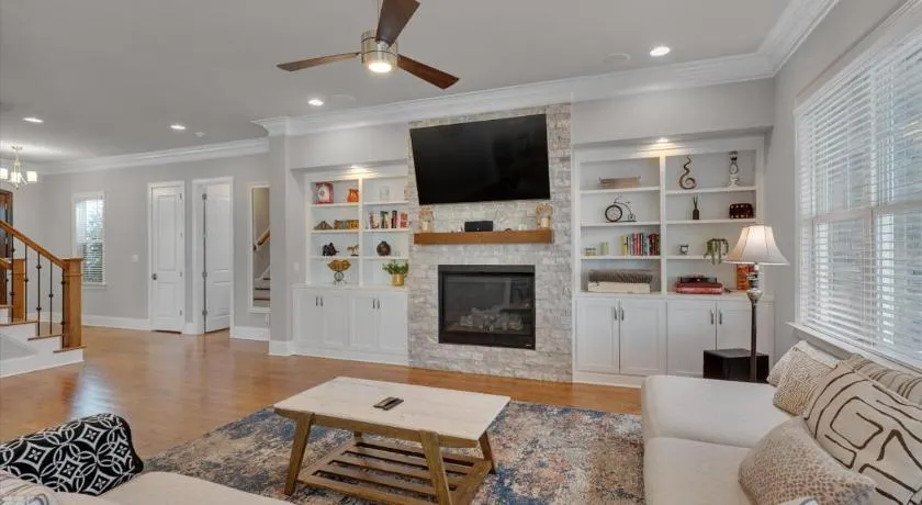 Family Friendly Home Near Duke - Huge Yard, Movie & Game Room - Image 1