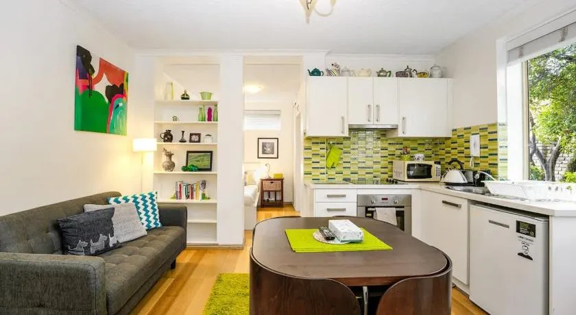 Central & Cozy Fitzroy Studio Apartment with parking - Image 1