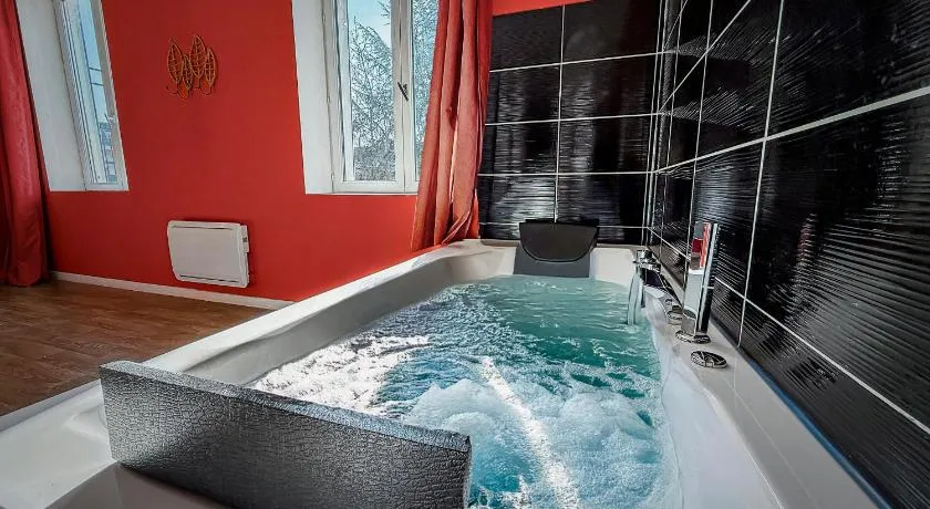 Studio Chic N2 avec Jacuzzi - Image 1