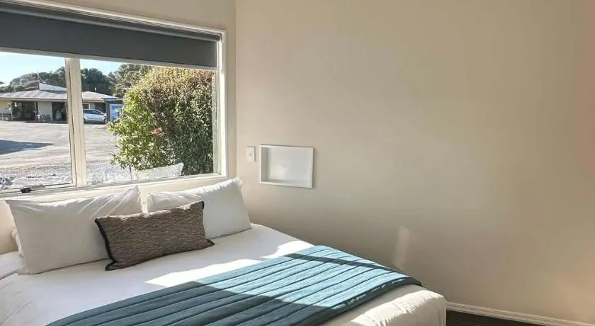 Pohara Beach TOP 10 Holiday Park - Image 1
