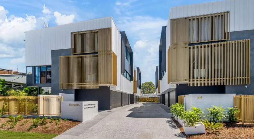 The Smith Luxurious brand new 3 bedroom townhouse by the beach - Image 1