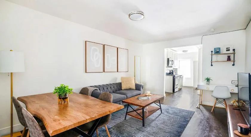 39-3 Newly renovated 3 BR Prime midtown sleeps 6 - Image 1