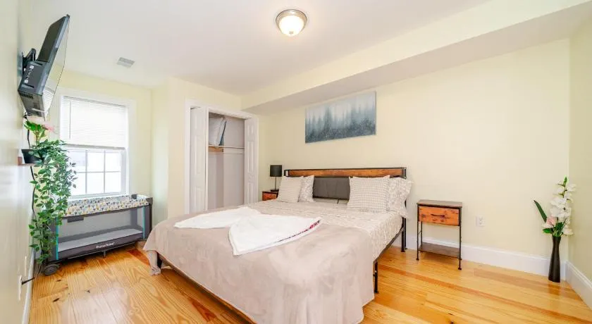 Bright 3BR Quincy Townhouse w Laundry, Bathtub & Near Red Line 41 - Image 1
