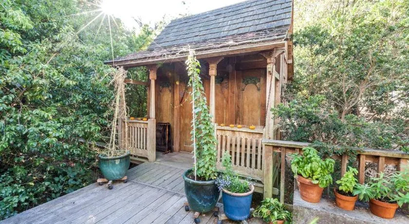 Antique Indonesian Teakwood Cottage for a Romantic Getaway in Petaluma, California - Image 1