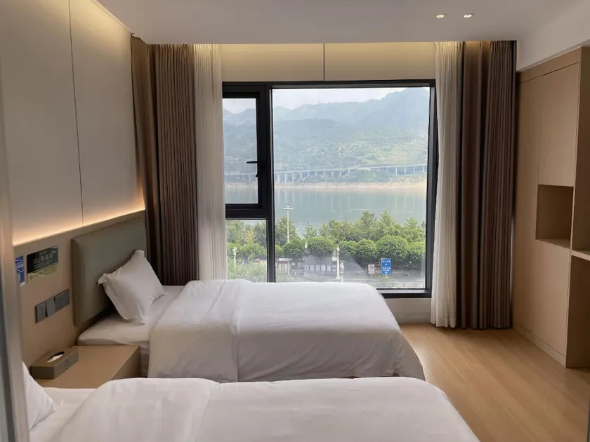 Pinghu Business Hotel - Image 1
