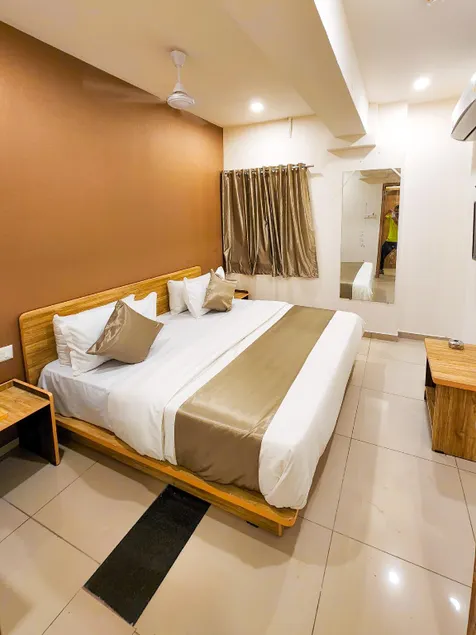 Hotel Nova Shine - Image 1