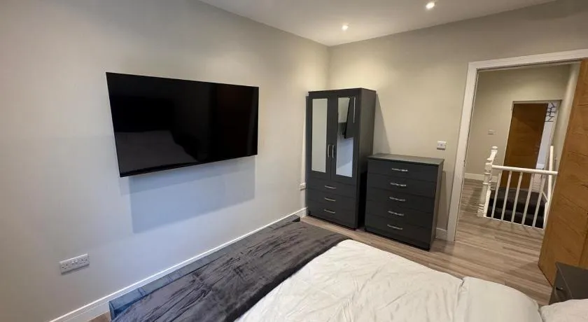 Brand New Luxury Centrally Located 2BR Apartment - Image 1