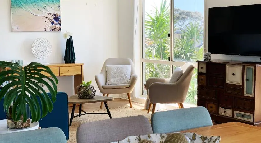 Cheerful/family friendly home with water views - Image 1
