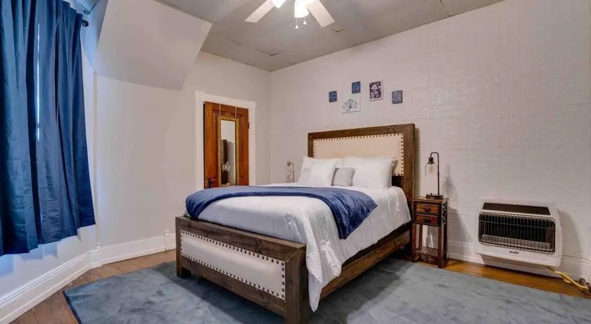 Cozy 1 Bed Historic Elmwood Park-Centennial House - Image 1