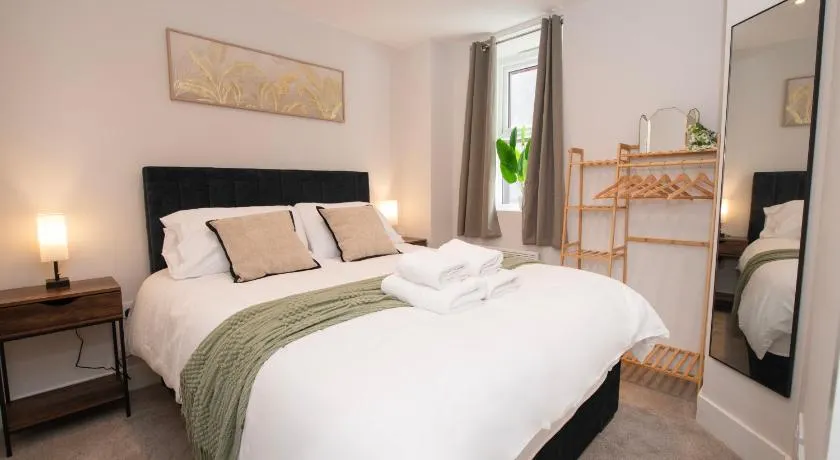 Stylish 1BR Sanctuary in Hull Centre Near Marina - Image 1
