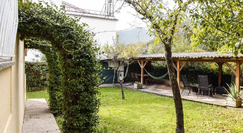 Can Camps Besalú: Jardín y parking para familias - Image 1