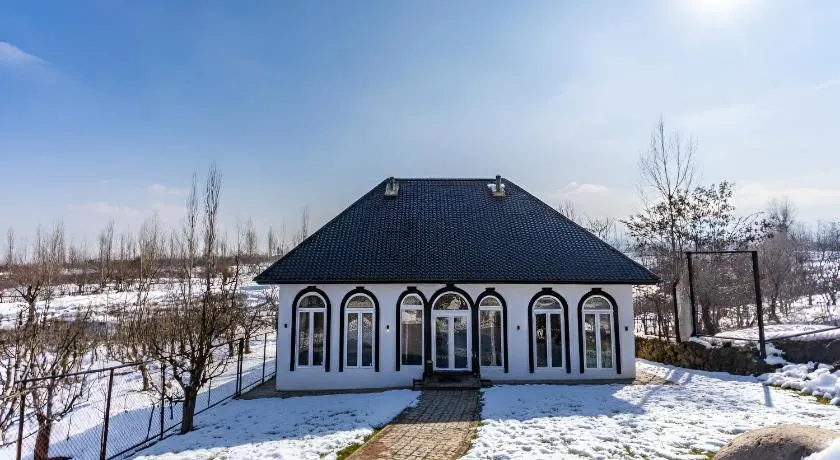 The Zoey Villa, with Central Heating, Bonfire, & BBQ - Image 1
