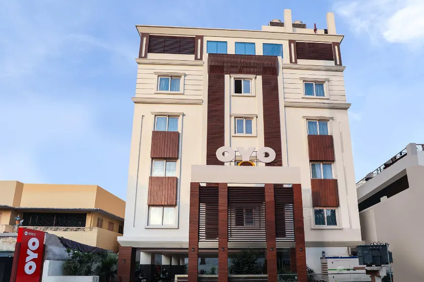 Super OYO Capital O Sri Capital Residency - Image 1