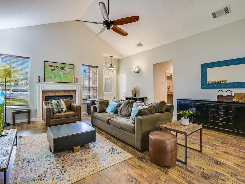 Cozy & Open 4BR Home with Loft on Greenbelt - Image 1