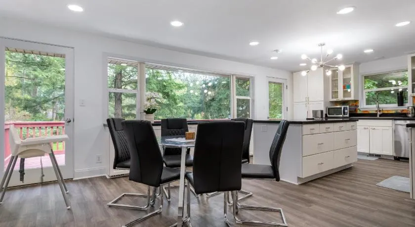 Family friendly house with MIL suite - Image 1