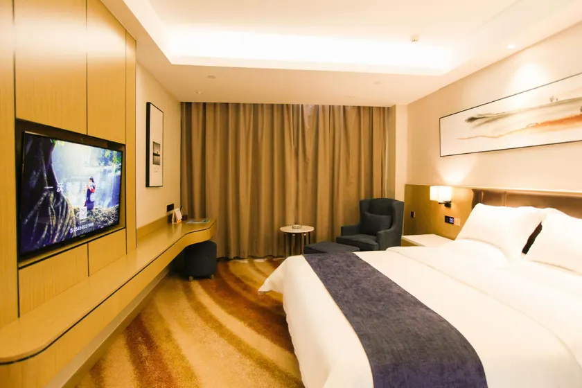 World Hotel (Yangxin Guanxing Commercial Building) - Image 1