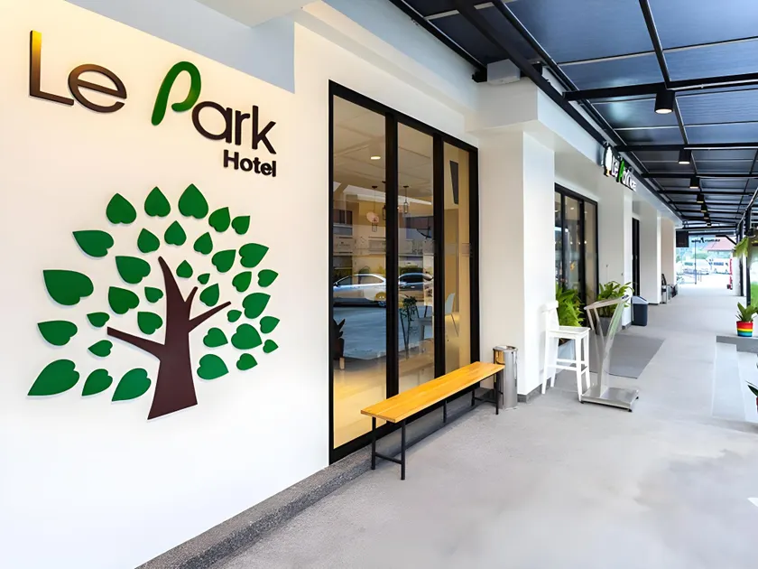 Le Park Hotel - Image 1