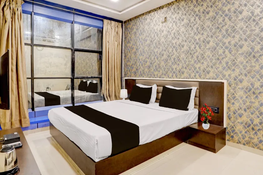 Collection O Vyara Railway Station Formerly Crystal Guest House - Image 1