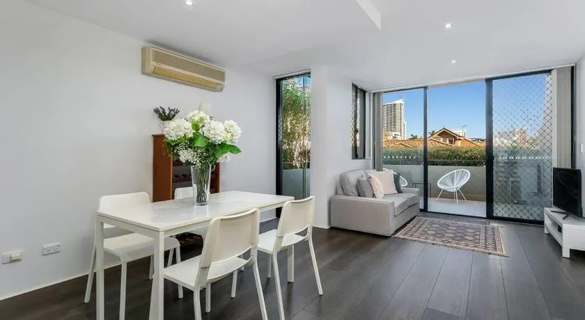 WILL1 - Stylish 2-Bed 2-Bath Oasis in Crows Nest Village - Image 1