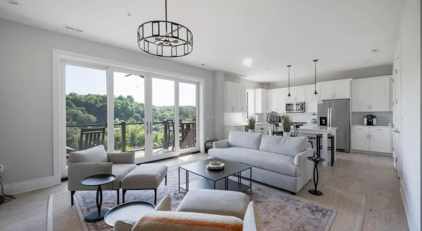 Luxury Downtown Loft - Balcony and Rooftop Bar! - Image 1