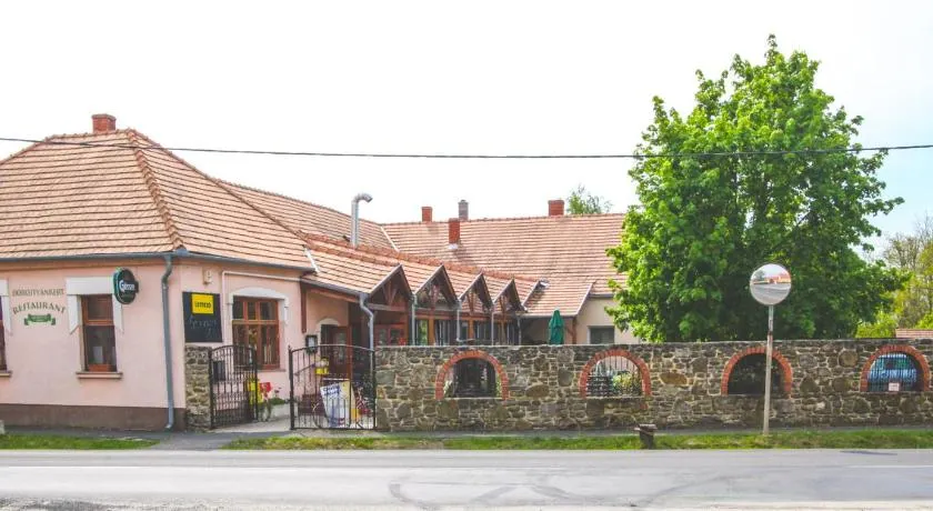 Borostyánkert Étterem & Vendégház - Image 1