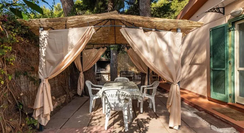 Maison de vacances \"Villetta Simius\" avec Wi-Fi, Jardin et Terrasse - Image 1