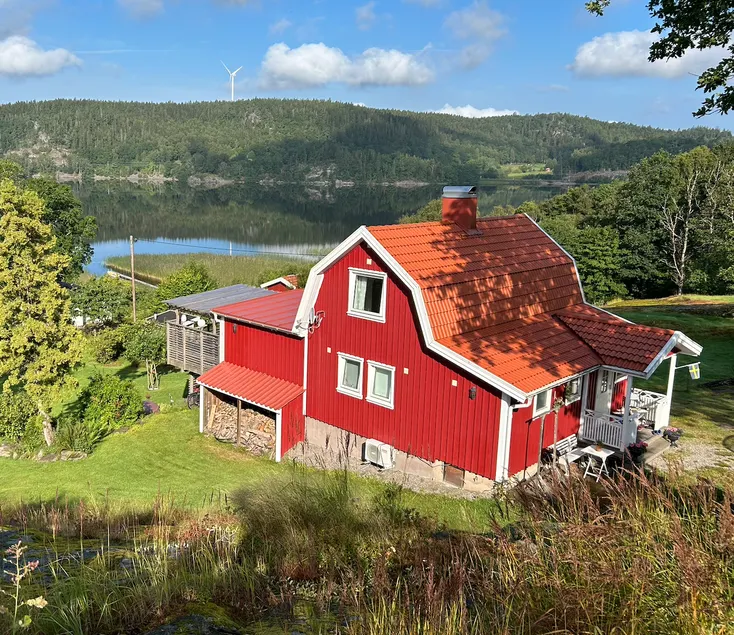 Lovely holiday house by a beautiful lake! - Image 1