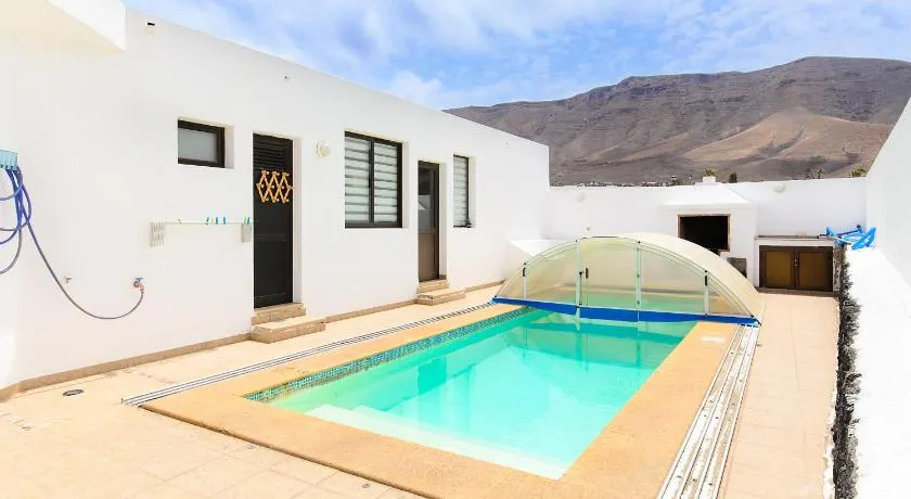 Famara Beach House on the Shore mit Gemeinschaftspool, Meer-/Bergblick und Wi-Fi - Image 1