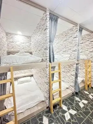 Economy Class Hostel - Image 1