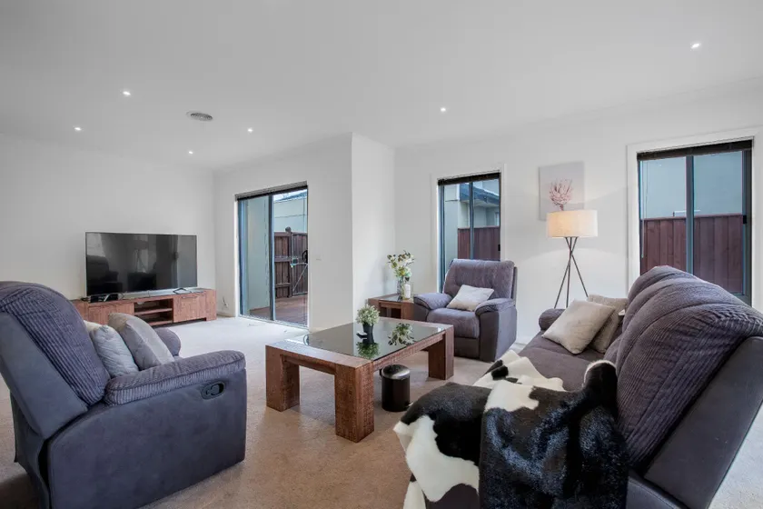 Superb Luxe 5BR house@Point Cook near lake - Image 1